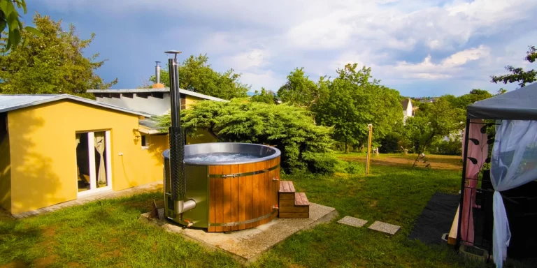 Relax ve stylové americké chatě poblíž Olomouce až pro 4 osoby: snídaně, vířivý koupací sud