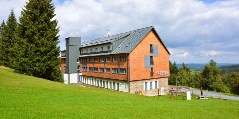 Aktivní pobyt na Šumavě: zrekonstruovaný hotel s polopenzí, wellness, sport i výlety