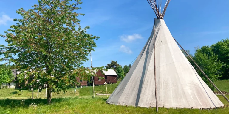 Indiánské teepee uprostřed Českého ráje pro celou rodinu i partu přátel