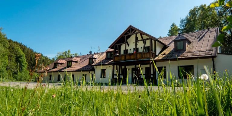 Pobyt v klidné vesnici v Jeseníkách: pokoj či apartmán až pro 7 osob, cca 7 km od Karlovy Studánky