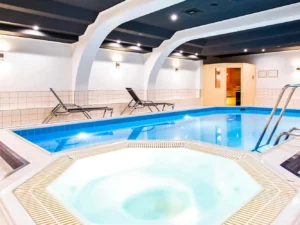 Hotel v centru Vratislavi jen 5 min. pěšky od Staroměstského náměstí: wellness a snídaně či polopenze