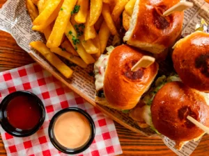 Set 4-8 mini burgerů na western ranči: klasický a smash hovězí burger, trhané vepřové i kuřecí
