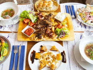Řecké degustační menu pro 2 osoby: mořské plody, masový talíř, mix dezertů i aperitiv