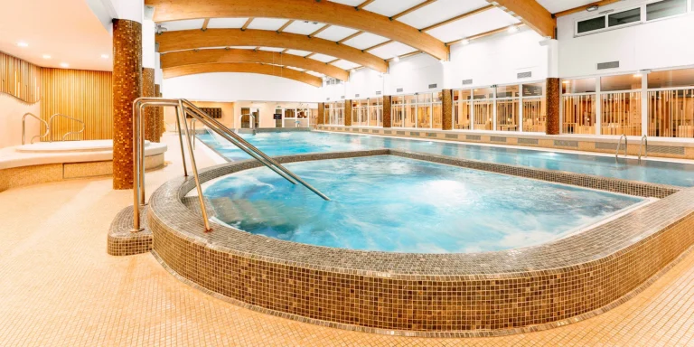 Pobyt v hotelu s největším wellness v Praze: snídaně či polopenze, bazény a sauny i fitness