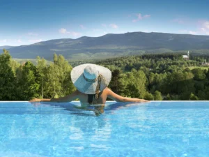Nový moderní resort ve Sklářské Porubě: snídaně či polopenze, wellness, infinity bazén