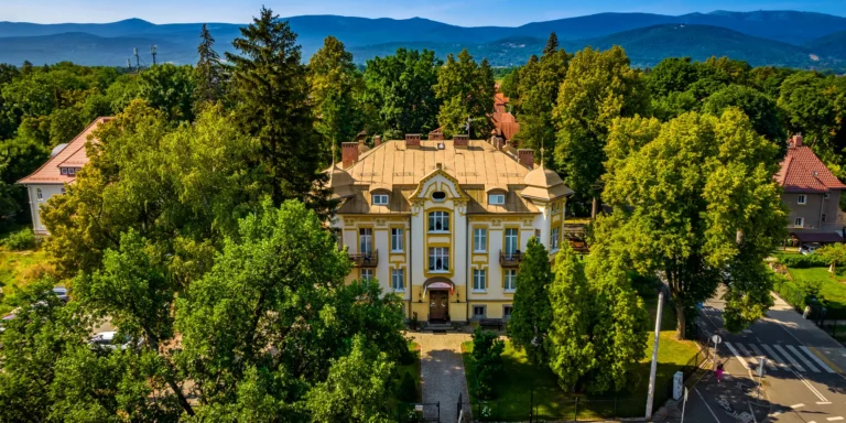 Polské lázně v Jelení Hoře: 3* hotel s polopenzí a vstup do termálních lázní