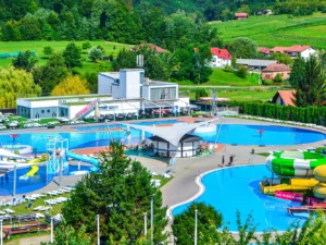 S rodinou do Chorvatska: 4* hotel s polopenzí nebo all inclusive, termální bazény, aquapark a 2 děti zdarma