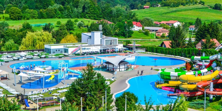 S rodinou do Chorvatska: 4* hotel s polopenzí nebo all inclusive, termální bazény, aquapark a 2 děti zdarma
