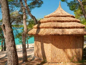 Super plážový resort v Pakoštane: ubytování v bungalovu, all inclusive light a spousta atrakcí zdarma