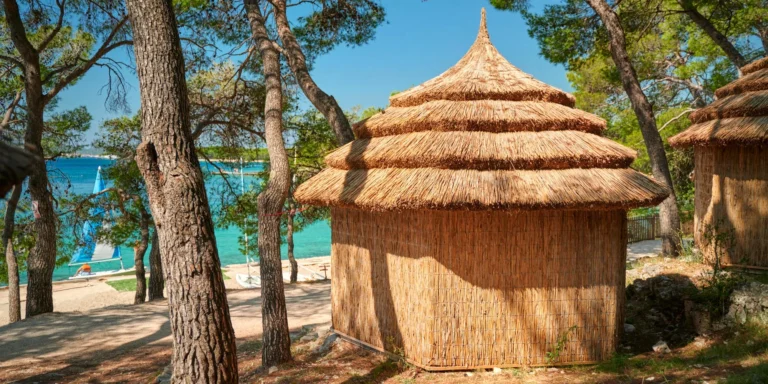 Super plážový resort v Pakoštane: ubytování v bungalovu, all inclusive light a spousta atrakcí zdarma