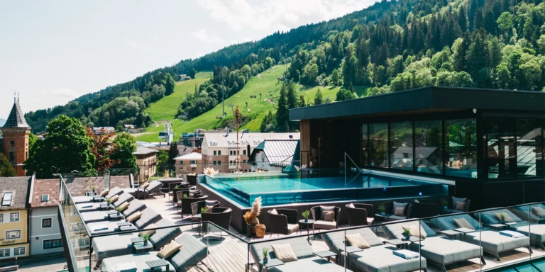 Krásný hotel ve Schladmingu: wellness a střešní bazén, polopenze plus, lanovka 300 metrů, sommercard