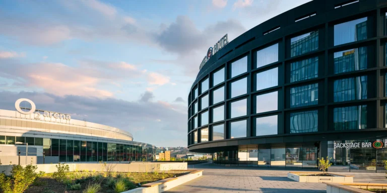 Moderní Stages Hotel**** u O2 areny: vyhlášená kuchyně, parkování v ceně a skvělá dostupnost do centra