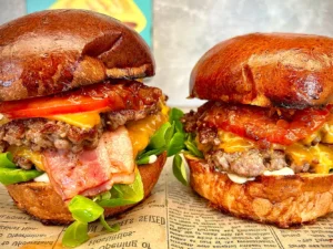 Burgery, smažák nebo loaded fries s masem: pro jednoho nebo dva, a to včetně drinků