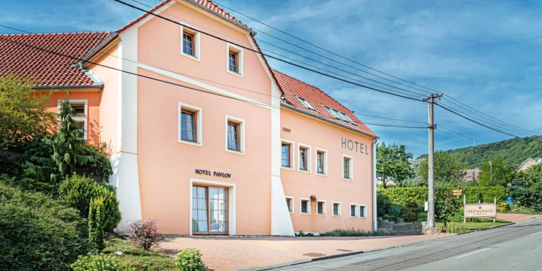 Dovolená ve vinařské obci Pavlov na Pálavě: hotel se snídaní, k pobytu od 2 nocí lahev vína