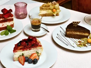Dva dorty s kávou nebo čajem v romantickém Café Mozart naproti orloji