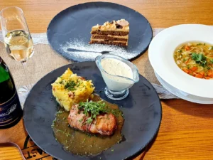 Za relaxací a na jídlo: 2 hodiny ve venkovním wellness nebo i 4chodové menu pro 2 osoby