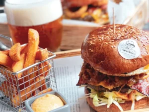 Klasický nebo dvojitý burger i s hranolky a omáčkou pro 1 či 2 osoby