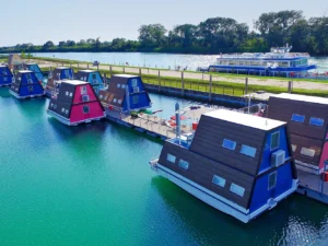 Bungalov nebo hausbót v Lignanu i s jídlem, vodním parkem, soukromou pláží a turistickou kartou