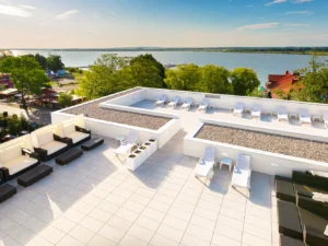 Luxusní pobyt u Baltu a jezera Jamno: hotel s wellness a střešní terasou, snídaně nebo polopenze