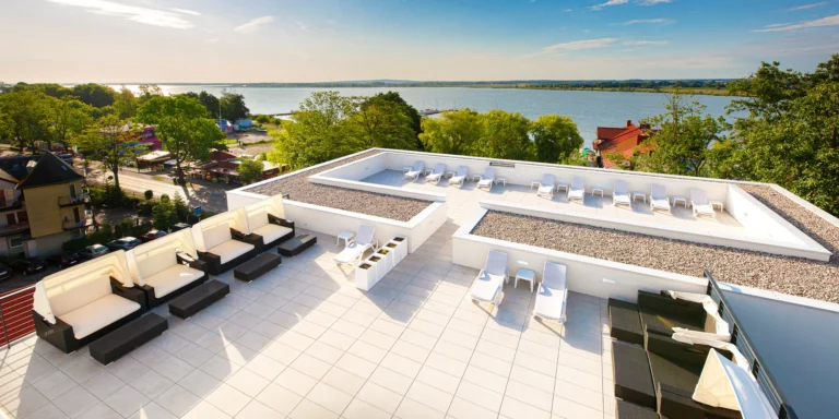 Luxusní pobyt u Baltu a jezera Jamno: hotel s wellness a střešní terasou, snídaně nebo polopenze