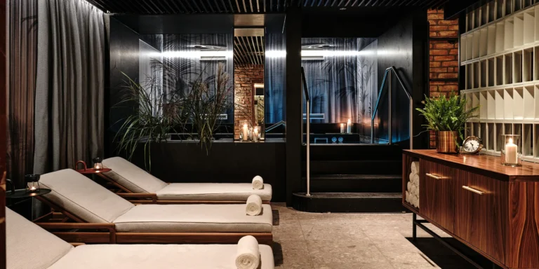 5* pobyt v centru Wrocławi: zámecký hotel oceněný michelinským průvodcem, wellness i snídaně