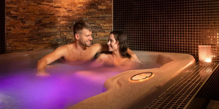 Soukromé spa Klasik pro dva: sauna, vířivka i láhev dle vlastního výběru