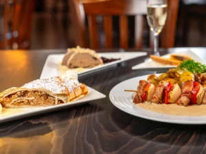 Tříchodové menu pro 2 osoby: kachní paštika, špíz z vepřové panenky a štrúdl se zmrzlinou i prosecco