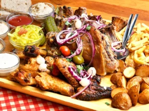 Masová hostina pro partu: koleno, marinovaná žebra i kuřecí a spousta příloh, zeleniny a omáček