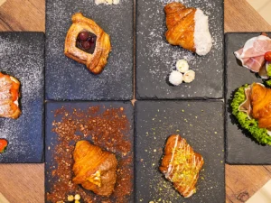 Dobrota ve francouzském stylu: croissant a káva podle výběru pro dva