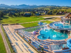 Termální aquapark v Polsku: vnitřní i venkovní bazény, vířivky, tobogány, atrakce i saunový svět