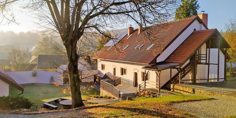 Ubytování v penzionu na statku: snídaně i vstup do wellness, možnost projížďky na koni