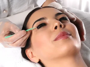 Lash lifting nebo úprava obočí s barvením: natočené, zvýrazněné a zároveň přirozené řasy a krásné obočí