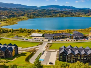 Pobyt v polských Krkonoších: apartmány u jezera Sosnówka, snídaně či polopenze a wellness