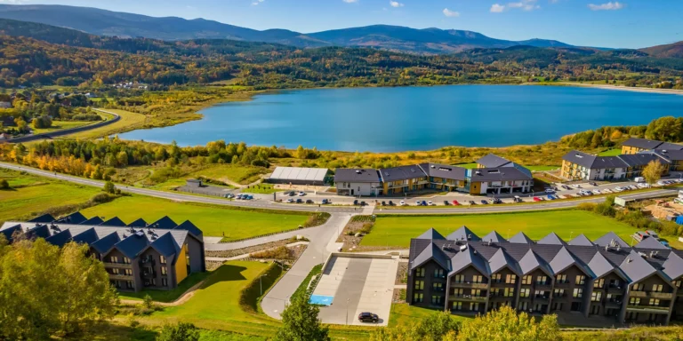 Pobyt v polských Krkonoších: apartmány u jezera Sosnówka, snídaně či polopenze a wellness