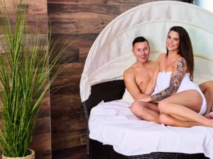 Až 3 hod. privátního wellness s vínem a venkovní terasou pro dva