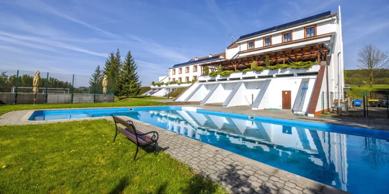 Za krásami Křivoklátska: hotel se snídaní či polopenzí, wellness i bowlingem a vínem