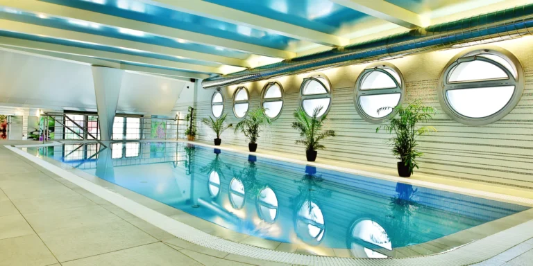 4* pobyt v centru Karlových Varů s polopenzí, neomezeným wellness a masážemi