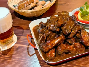 Vepřová žebra teriyaki o váze 1 kg, košík chleba, zelenina i dvě piva