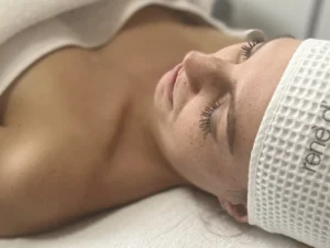 Krásná lusknutím prstu: čištění pleti ultrazvukem, úprava obočí i chemický peeling