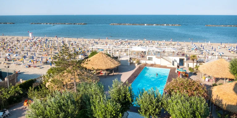 Léto v italské Ravenně: hotel u moře, all inclusive, neomezené nápoje, venkovní bazén a zábava