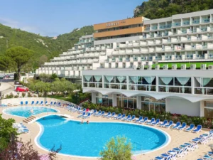 Dovolená v Rabacu na Istrii: 4* hotel u pláže, snídaně, polopenze či all inclusive, bazénový komplex