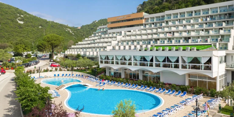 Dovolená v Rabacu na Istrii: 4* hotel u pláže, snídaně, polopenze či all inclusive, bazénový komplex