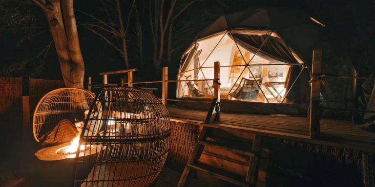 Glamping: vymazlené iglú u Prachovských skal, relax ve wellness i možnost snídaňového koše
