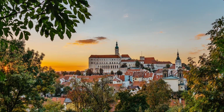Dovolená na Moravě pro pár: penzion v Mikulově, degustace a košík s dobrotami