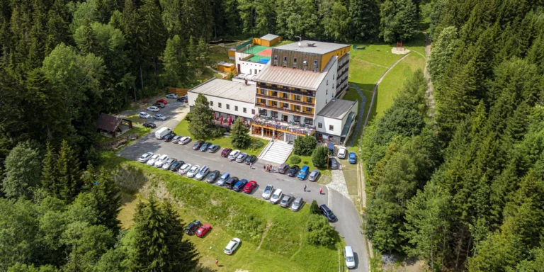 Nabitý pobytový balíček v Jeseníkách: wellness, polopenze, sport i speciální varianta pro hosty 50+