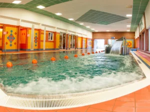 60 minut bowlingu, 2 hodiny v krytém bazéně a sleva na masáž pro 2, 4 nebo 8 osob