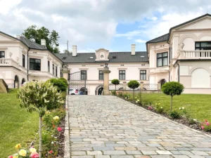 Pobyt na Zámku Wichterle se snídaní či polopenzí i wellness, pivní koupelí či masáží