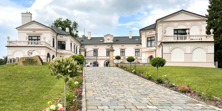 Pobyt na Zámku Wichterle se snídaní či polopenzí i wellness, pivní koupelí či masáží