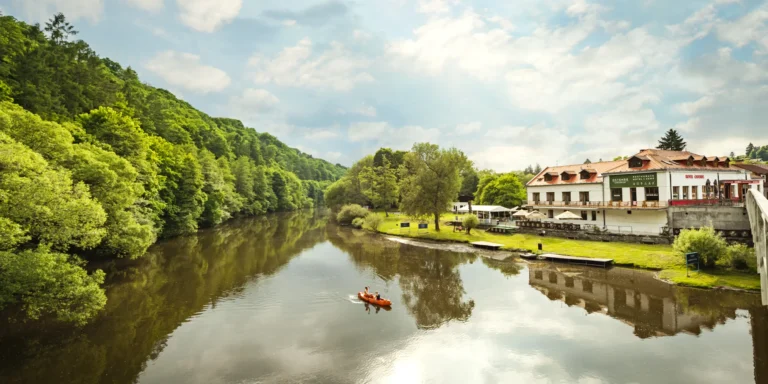 Dovolená ve středních Čechách pro vášnivé vodáky i turisty: pokoj nebo chatka přímo u břehu řeky Sázavy