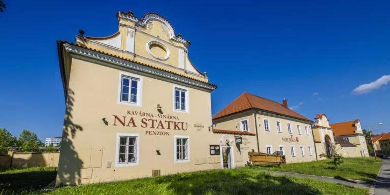 Pobyt na zrekonstruovaném statku v Dobříši: snídaně či polopenze i privátní wellness